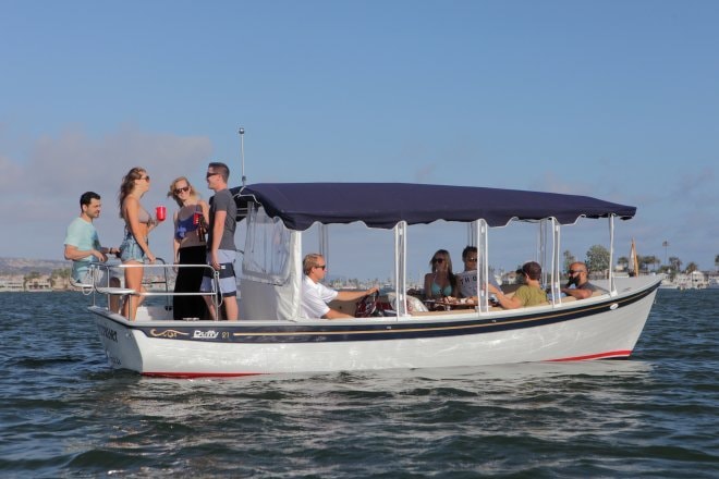 Party on the 21 Sun Cruiser Duffy boat